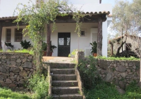 Acceso a la vivienda con escaleras de piedra