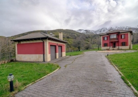 Vistas de la zona de aparcamiento y casa