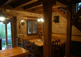 Comedor junto a la cocina y chimenea