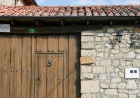 Acceso a la casita con gran puerta de madera