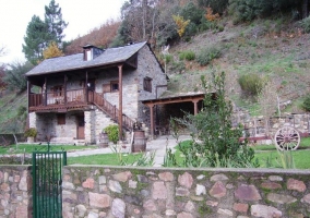 Acceso a la finca con muro de piedra