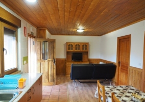 Sala de estar con cocina y comedor al lado