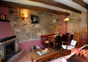 Sala de estar con chimenea en piedra y ladrillo