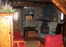 Sala de estar con chimenea