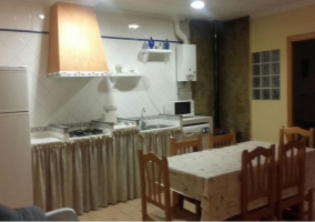 Sala de estar con comedor frente al sofá