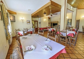 Comedor con manteles en rojo y blanco