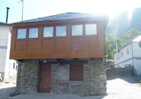 Acceso a la casa con puerta de madera y ventanal