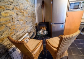 Cocina y mesa de comedor con televisor