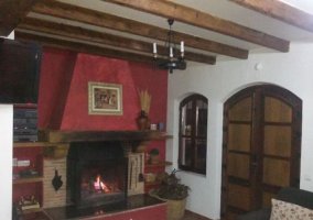 Sala de estar con la chimenea en el frente con vigas de madera