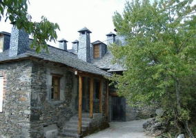 Comedor con mesas de madera y paredes de piedra