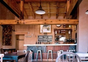 Comedor con restaurante y barra