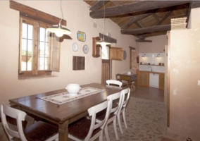 Cocina con mesa y sillas en madera y blanco