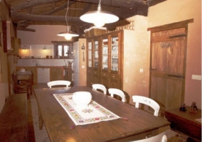 Cocina con mesa y sillas
