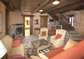 Sala de estar con la chimenea y sillones
