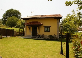 Acceso principal a la casa con jardines