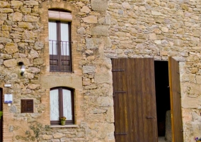 Acceso y puerta de madera con ventanas