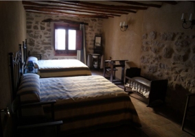 Dormitorio con baño compartido
