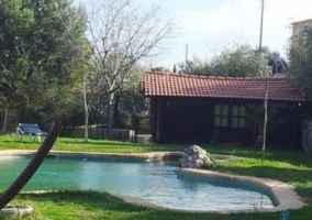 Acceso a la casa con fachada en madera