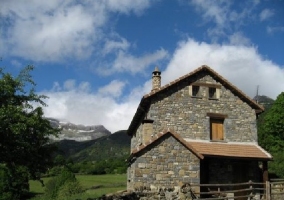 Fachada lateral de la casa en piedra