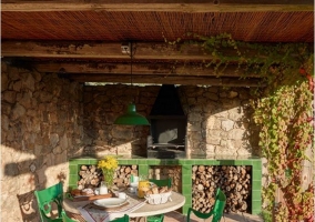 Cocina comedor con techos de madera y vigas