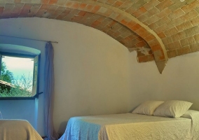 Dormitorio con detalle de la mecedora