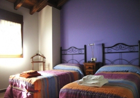 Dormitorio con dos camas individuales de la casa rural