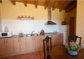 Dormitorio de matrimonio con mueble de madera y espejo