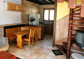 Sala de estar con la mesa de madera y mucha luz