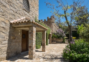 Acceso al patio por el castillo