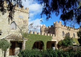 Acceso al castillo con jardines