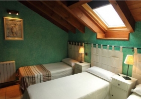 Dormitorio abuhardillado con tragaluz