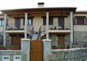 Acceso con balcones decorados con plantas