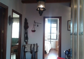 Sala de estar con chimenea y mesa de cristal auxiliar