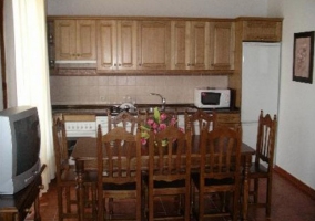 Comedor con mesa de madera junto a la encimera