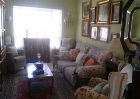 Sala de estar con estufa y televisor de plasma