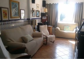 Sala de estar con varios sillones tapizados