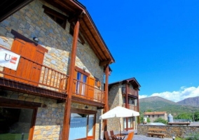 Vistas de la fachada y la terraza
