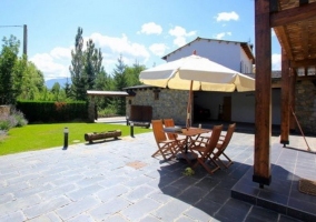 Vistas de la terraza con mesa y sombrilla en blanco