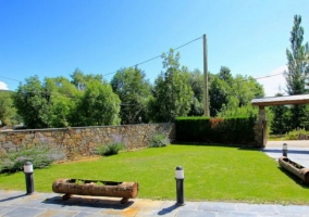 Vistas de los jardines con detalles de troncos de madera