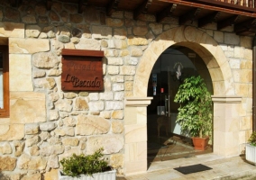 Terraza con mesas de jardín