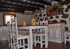 Cocina comedor con mesa en blanco y madera