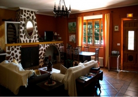Salón-comedor con chimenea y televisión