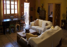 Salón con chimenea