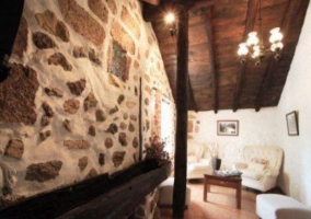 Sala de estar y paredes en piedra natural