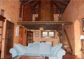 Sala de estar y escaleras a la planta superior vista