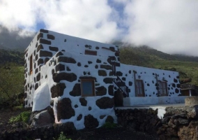 Acceso a la casa con la arquitectura tradicional