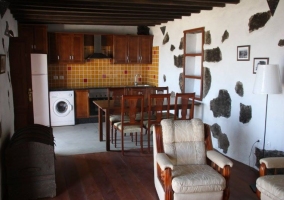 Comedor con mesa de madera y alacena vista