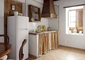 Cocina con mesa de comedor al lado