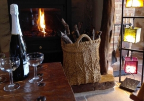 Sala de estar y chimenea de forja frente a la mecedora