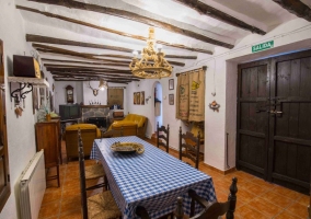 Comedor de la casa con mantel en cuadros azules y blancos